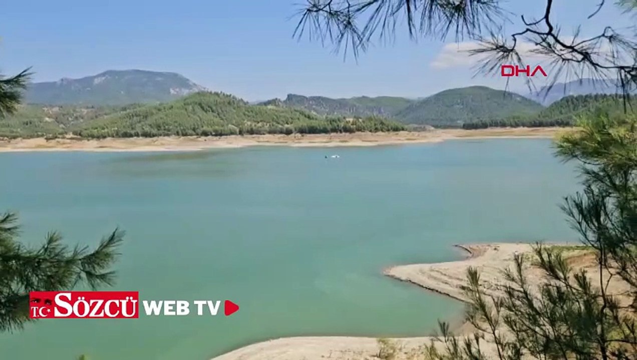 Burdur'da eğitim uçağı, yangın tatbikatı sırasında gölden su alırken kaza kırıma uğradı