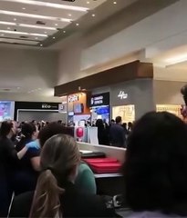 VÍDEO: Carlos Bolsonaro é vaiado em shopping de SC