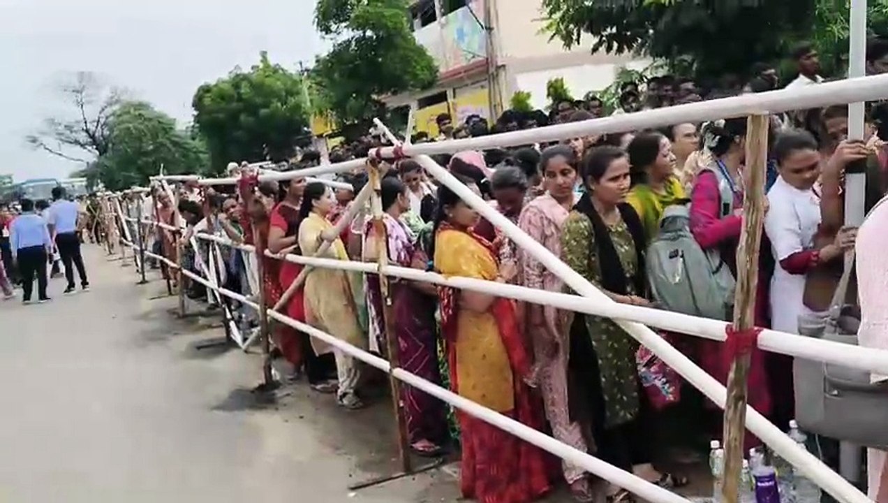 PM મોદીના આગમન પહેલા નિકોલમાં વિશાળ જનમેદની ઉમટ...