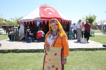 Kıyafetleriyle kutlamaları şenlendirdiler! Anadolu’nun renkleri bir arada