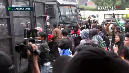 Demo di DPR, Polisi Dorong Mundur Massa hingga Semprot Water Cannon