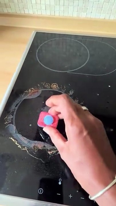 Trempez la pastille du lave-vaisselle dans de l'eau tiède, cette astuce est incroyable