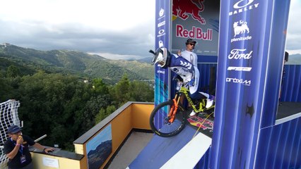 Espectacular inicio de la temporada de Red Bull 'Cerro Abajo' en las calles de Génova