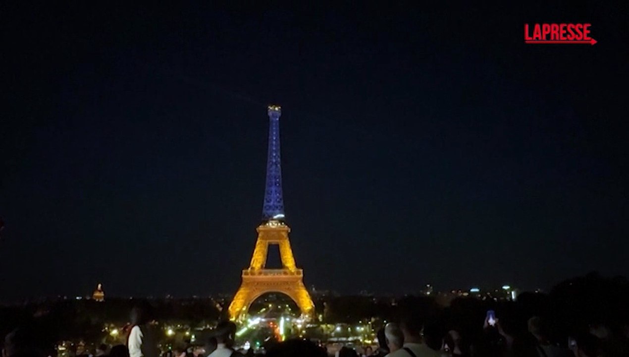 La Tour Eiffel si illumina di giallo e azzurro per rendere omaggio all'Ucraina