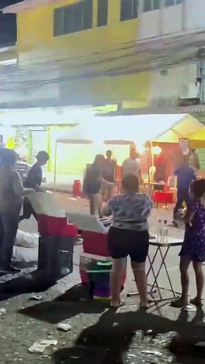 Hombres se enfrentan a golpes y patadas en una feria; uno golpea con un asador