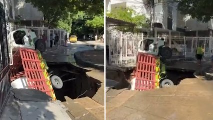 Gigantesco hueco en plena calle se ‘tragó’ un camión de agua potable en Santa Marta