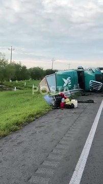 VIDEO | Caos en la autopista a Laredo tras volcadura de tráiler en el kilómetro 26