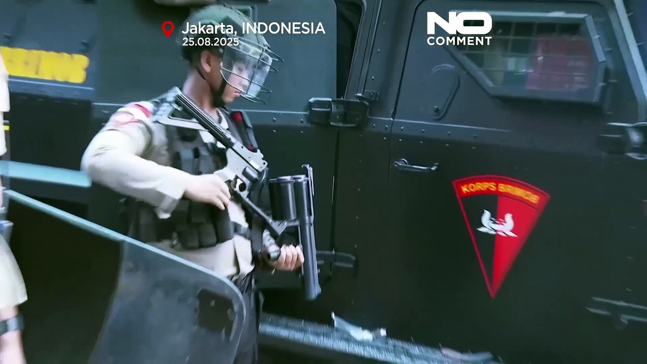 Des étudiants affrontent la police anti-émeute à Jakarta à propos des avantages des députés