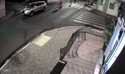 VIDEO: Gestante é agredida com pontapés e puxões por homem descontrolado; entenda