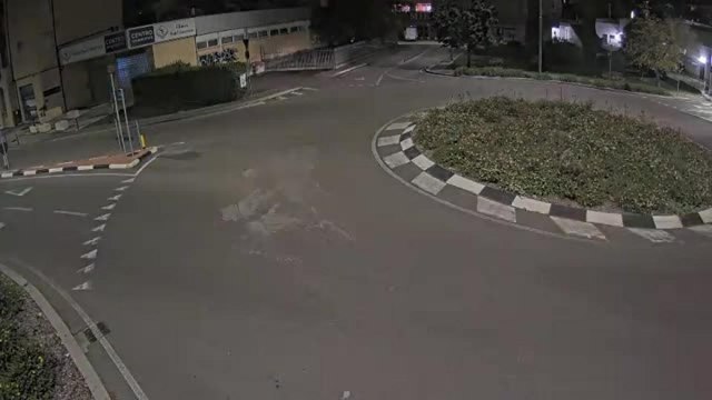 Incidente a Verona, ubriaco (e senza patente) si schianta con l'auto nella rotonda: il video