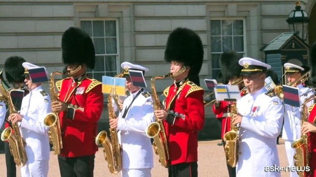 La banda della marina ucraina suona davanti a Buckingham Palace