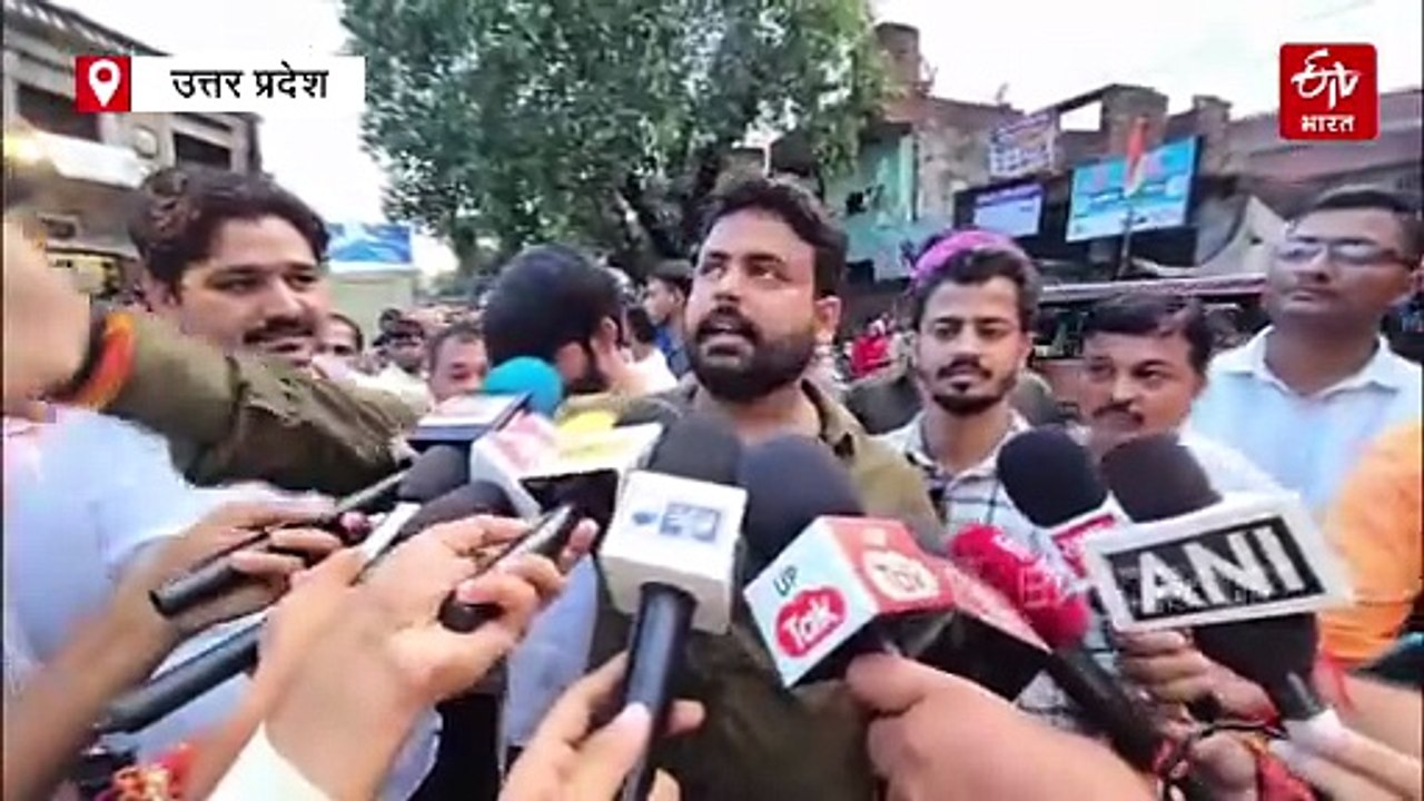 जौनपुर में मौत का नाला; सीवरेज में बह रही बच्चि...
