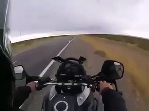 Ce motard prévient un autre motard que sa moto est en feu