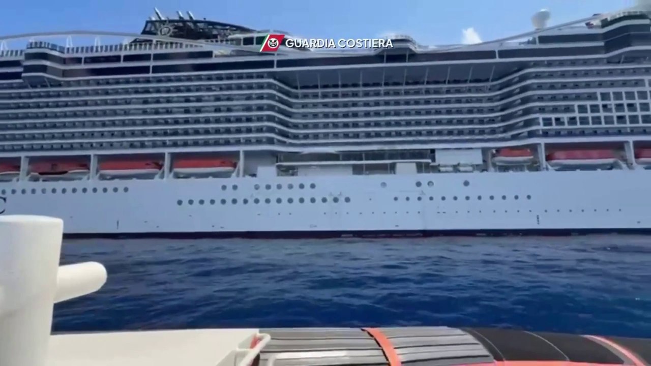 Nave MSC verso Napoli scortata dalla Guardia Costiera, le immagini