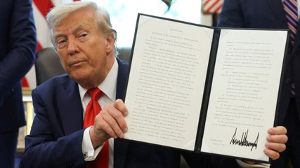 Donald Trump prohíbe profanar la bandera de EE UU