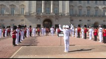 La banda della marina ucraina suona davanti a Buckingham Palace