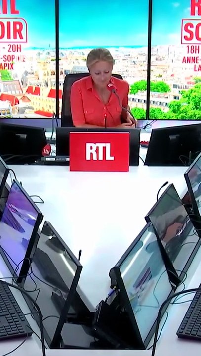 Regardez Anne-Sophie Lapix qui, pour sa première expérience à la radio, a pris les commandes de RTL Soir en remplacement de Yves Calvi, écarté de la station cette saison