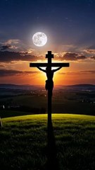 La cruz que aún brilla en la oscuridad 🔝#JesúsEnLaCruz #RedenciónEterna #LuzDivina