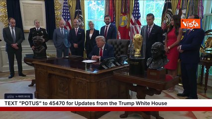 La mano di Trump con un vistoso livido mentre parla con i cronisti alla Casa Bianca