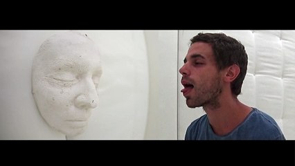 Video nga “Antihomazh”- Reagimet e publikut përballë maskës së Enver Hoxhës