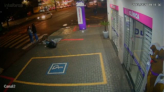 Imagem flagra jovem de 18 anos caindo de bicicleta na Av. Tito Muffato