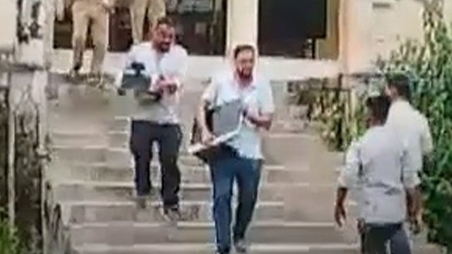 पहाड़ी से मलबा गिरने से मचा हड़कंप, VIDEO