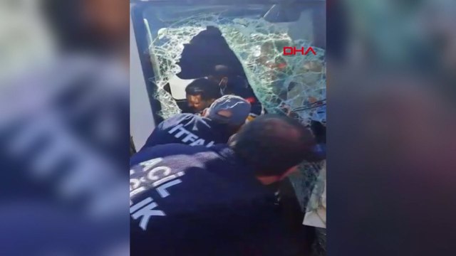 Yan yatan kamyonda yaralanan sürücüyü camdan çıkardılar