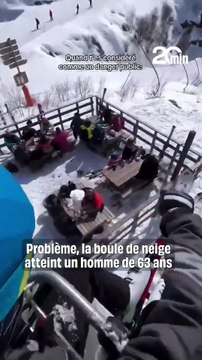 Blague éclatée au sol : Il jette une énorme boule de neige sur des gens depuis un télésiège