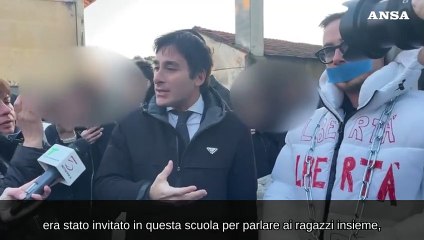 Gallarate, porno-attore "censurato" s'incatena per protesta