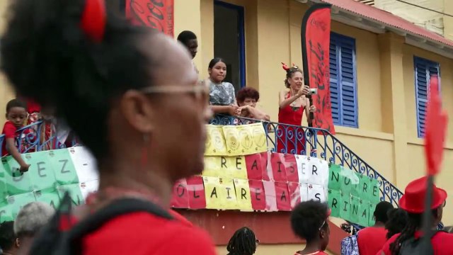Carnaval en Guyane: une marée de diables rouges dans les rues de Cayenne pour le mardi gras