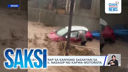 Babaeng na-trap sa kanyang sasakyan sa gitna ng baha, nasagip ng kapwa motorista | Saksi