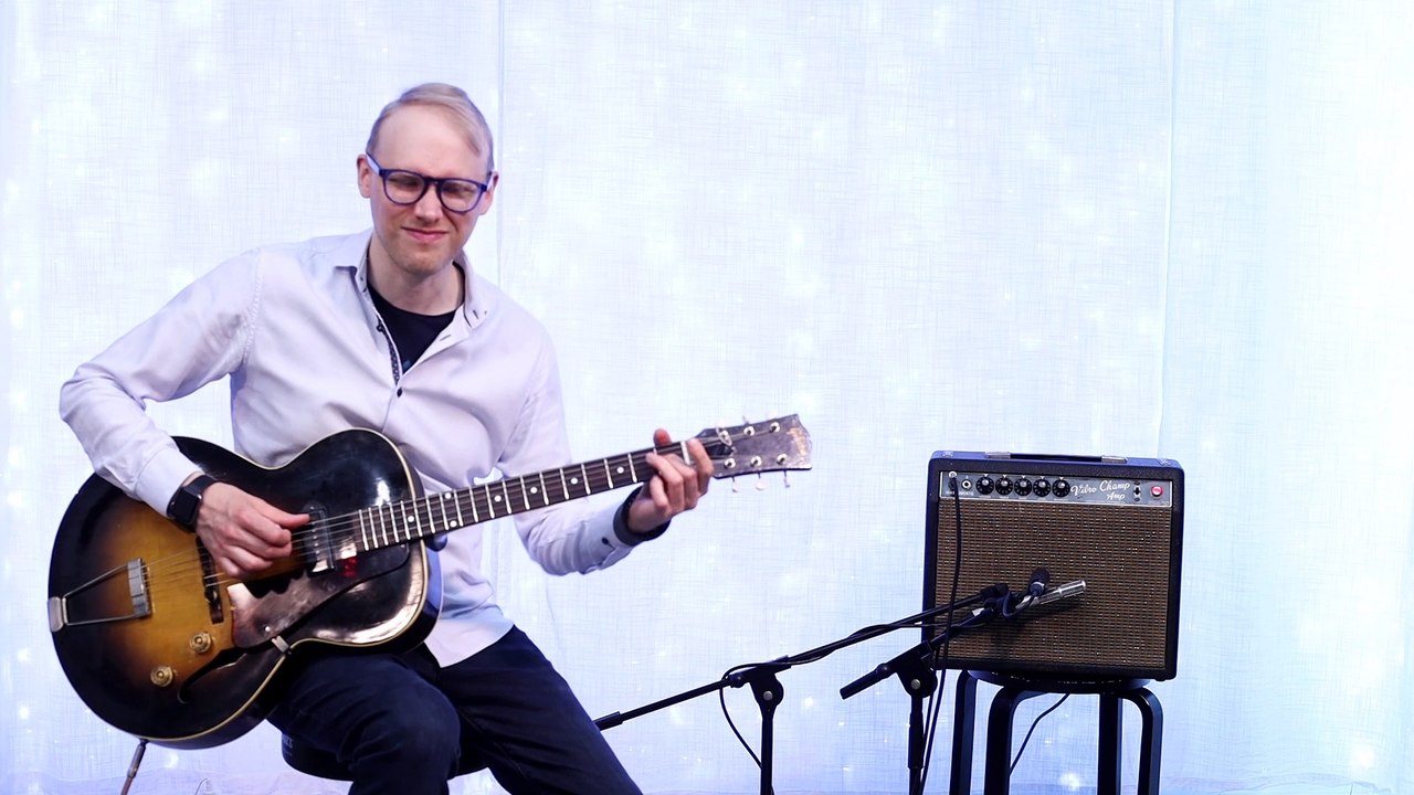 Blues in E by Martin Söderbacka on my old Gibson ES-125 (1952) through a Fender Vibro Champ tube amp (1965)