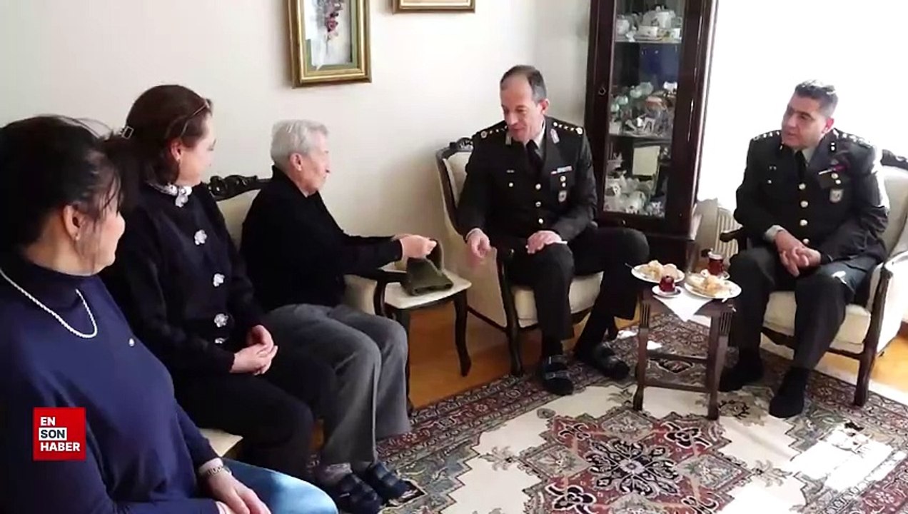 Hatice ninenin ördüğü boyunluklar, hudut nöbetindeki Mehmetçiğe teslim edildi