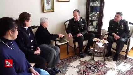 Hatice ninenin ördüğü boyunluklar, hudut nöbetindeki Mehmetçiğe teslim edildi