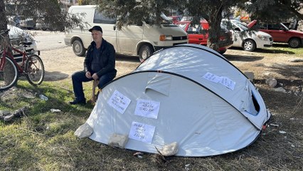 Mahkemenin verdiği kira kararını beğenmedi, adliyenin karşısına çadır kurdu