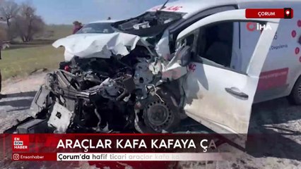Çorum'da hafif ticari araçlar kafa kafaya çarpıştı
