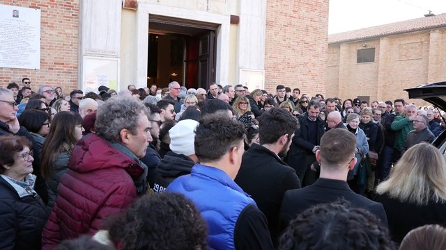 In centinaia per l'ultimo saluto ad Angelica Fattorini
