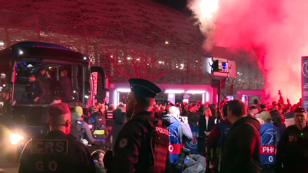 Grosse ambiance pour accueillir le car parisien avant PSG-Liverpool  - Foot - C1