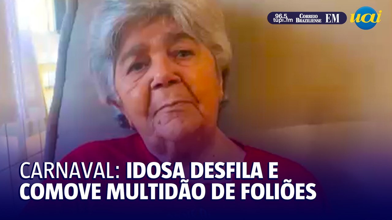 Aos 82 anos, idosa desfila de cadeira de rodas e comove foliões