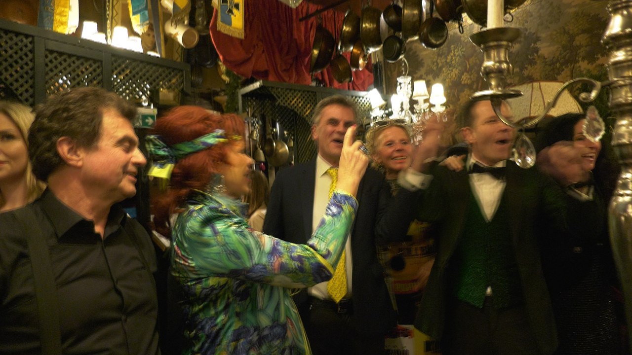 FASCHINGSAUSKLANG IM MARCHFELDERHOF beim traditionellen Künstler-Heringschmaus