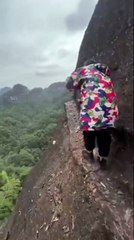 Son métier, nettoyer le chemin le plus vertigineux du monde