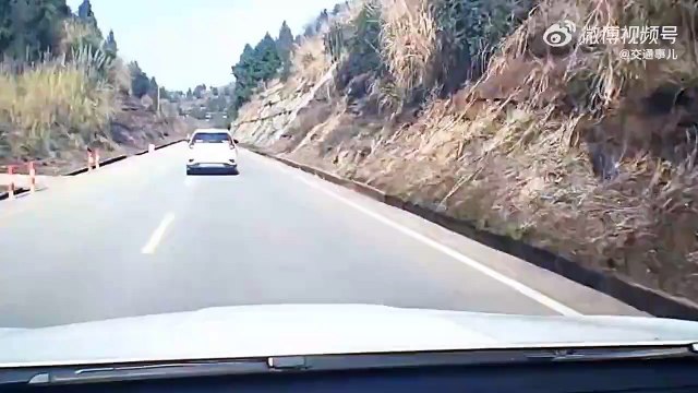 Ce conducteur n'a rien vu venir... douloureux