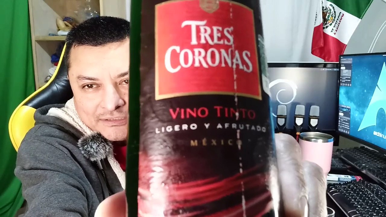 Abriendo una botella de vino tinto Tres Coronas ligero y afrutado ideal para comer garnachas mexico