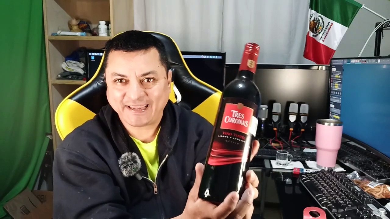 Abriendo una botella de vino tinto Tres Coronas me lo recomendaron para comer botanas y garnachas