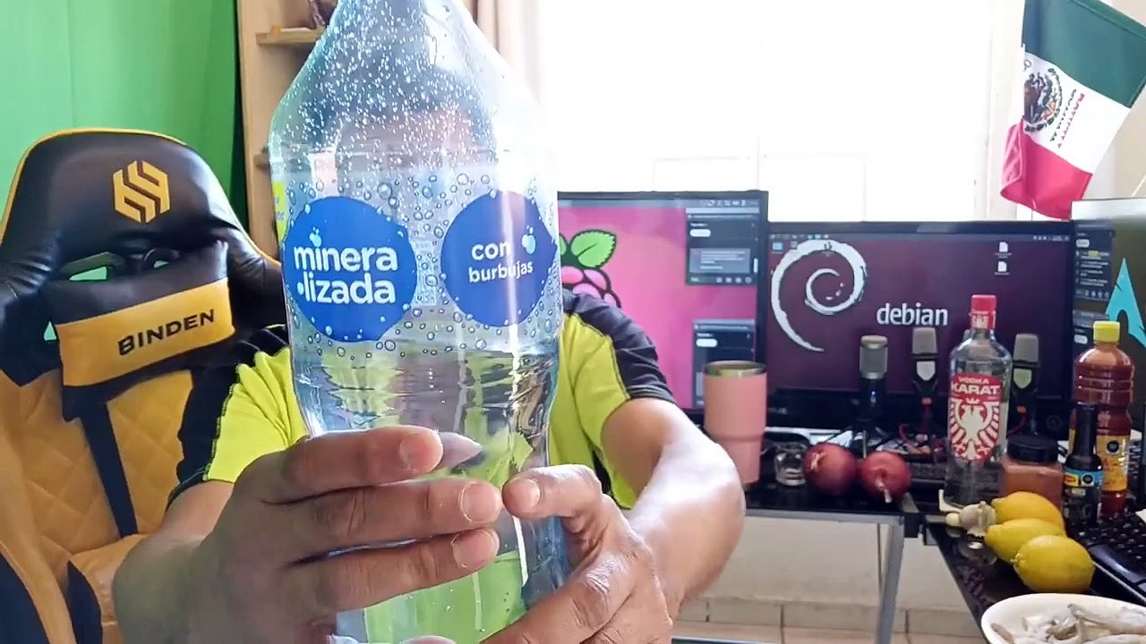 Abriendo una botella de vodka Karat para celebrar la compilacion de GNU_Linux ShialewebOS 1.5 Saluta