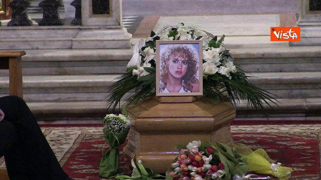 Funerale di Eleonora Giorgi, il feretro nella Chiesa degli Artisti a Roma