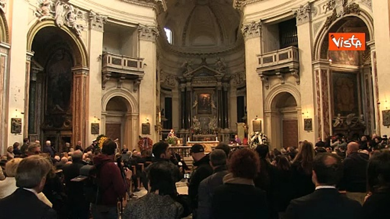 Funerale di Eleonora Giorgi, Christian De Sica e Carlo Verdone nella Chiesa degli Artisti