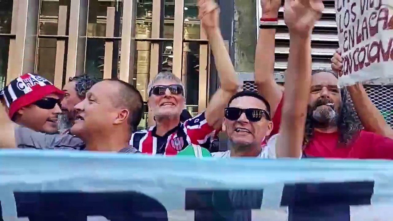 "Si tocan a los viejos que quilombo se va armar" Cantan los hinchas de Chacarita acompañando a los jubilados en el Congreso