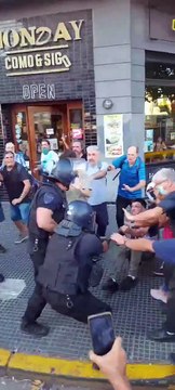 Policías a los golpes con los jubilados