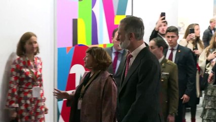 Los Reyes inauguran ARCO 2025 y se interesan por el arte español